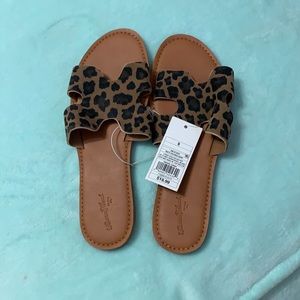NWT Universal thread animal print sandals sz 9